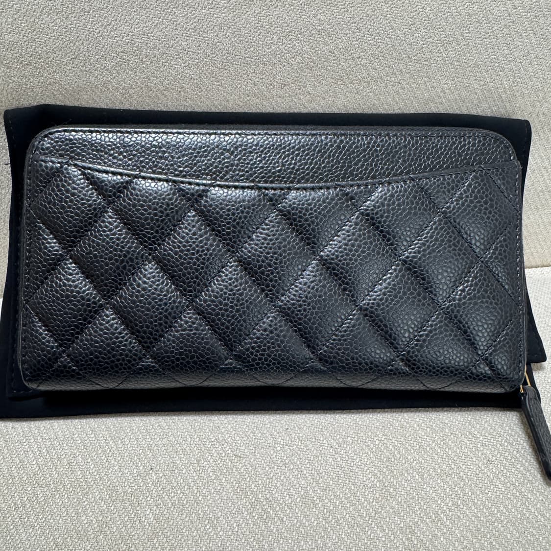 샤넬 클래식 캐비어 지퍼 장지갑 금장 내장칩 상품이미지3