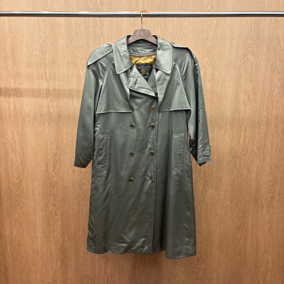 버버리 더블 브레스티드 트렌치 코트 견장 스톰 플랩 디테일 카키 브라운 상품이미지2