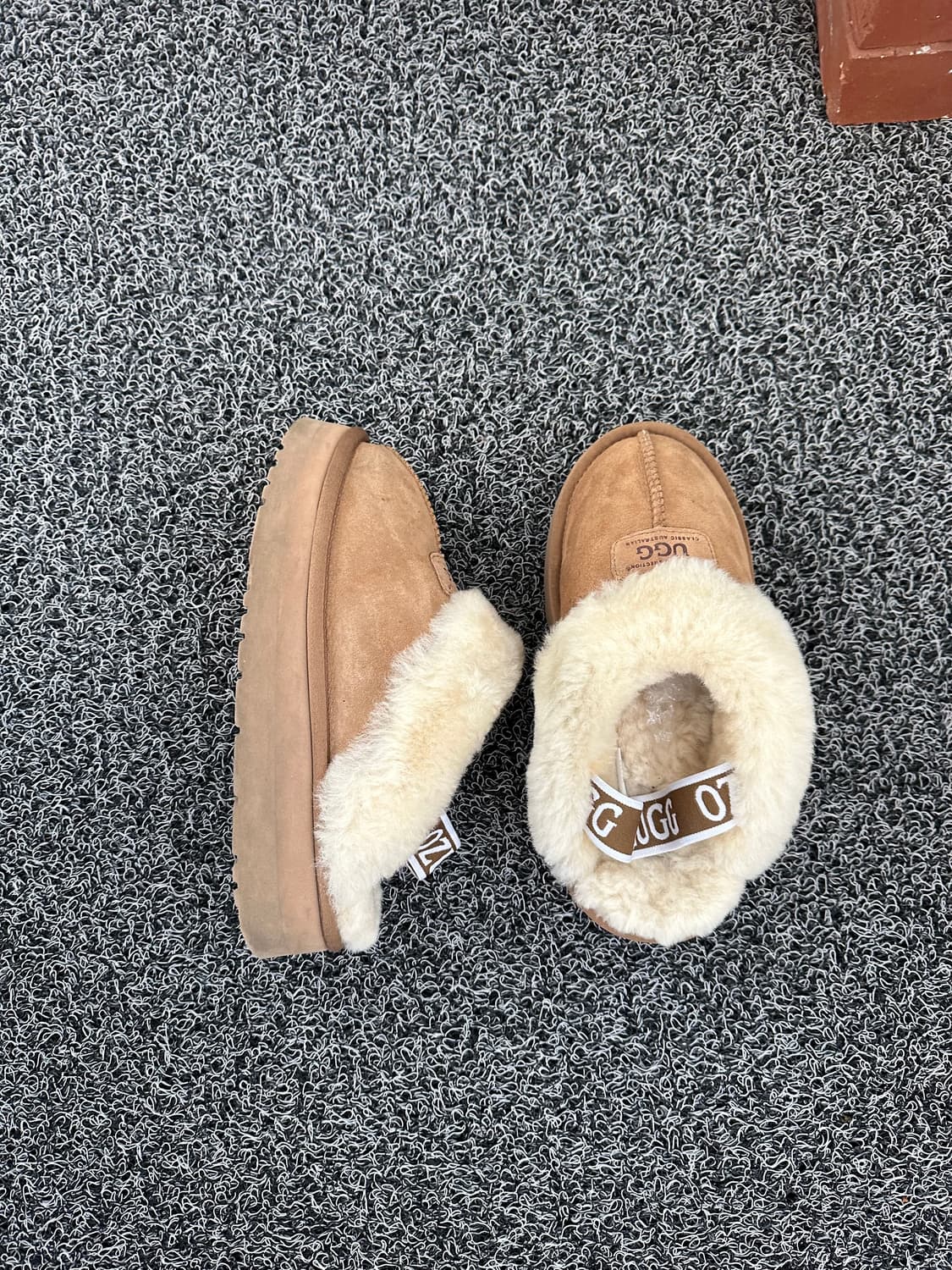 UGG 어그 브라운 슬리퍼  상품이미지3