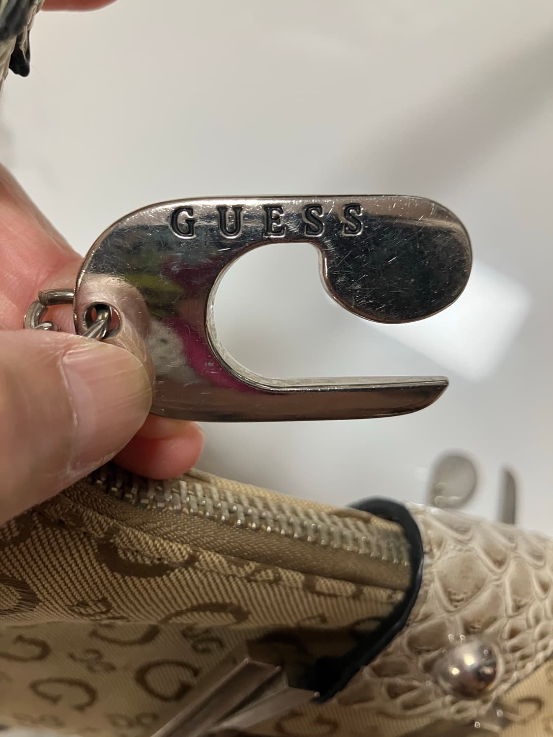 게스 2000s Y2K 모노그램 숄더백 미니 바게트백 골드 상품이미지3