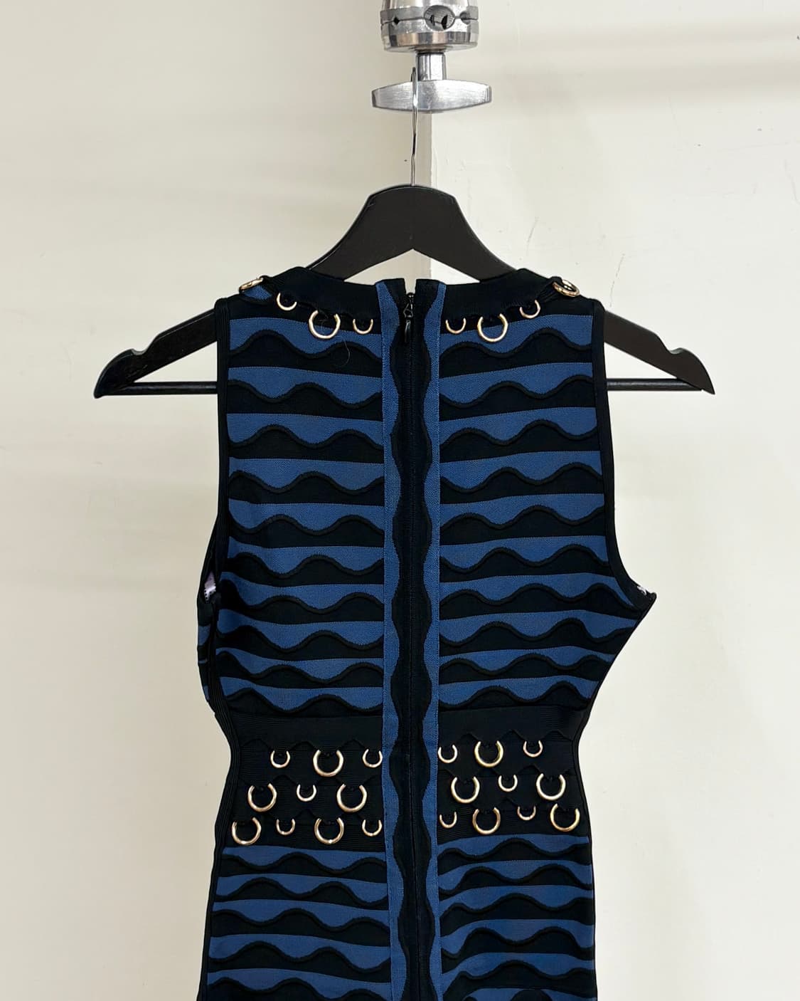 에르베 레제 블랙 블루 링 디테일 슬리브리스 드레스 상품이미지5