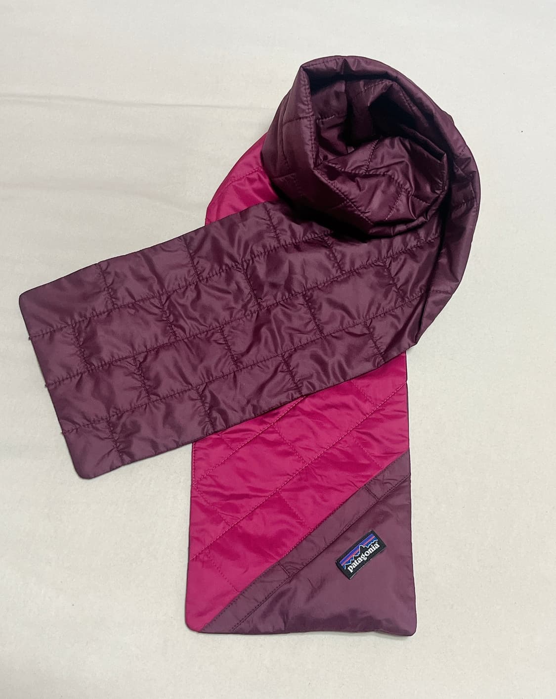 파타고니아 경량패딩 목도리 버건디 상품이미지1