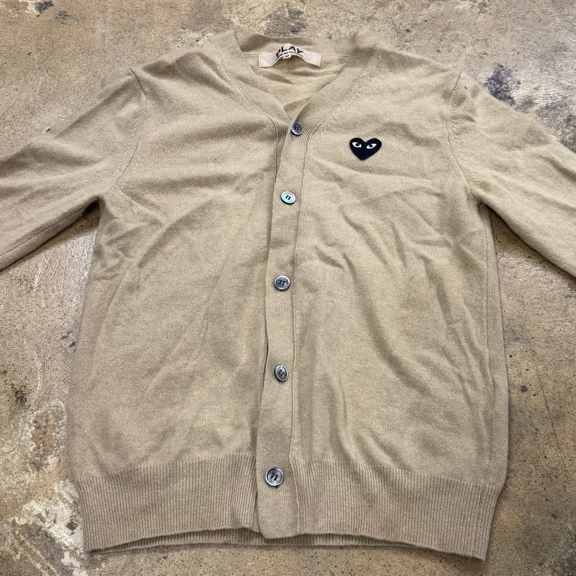 꼼데가르송 베이지 블랙 와펜 브이넥 니트 가디건 상품이미지3