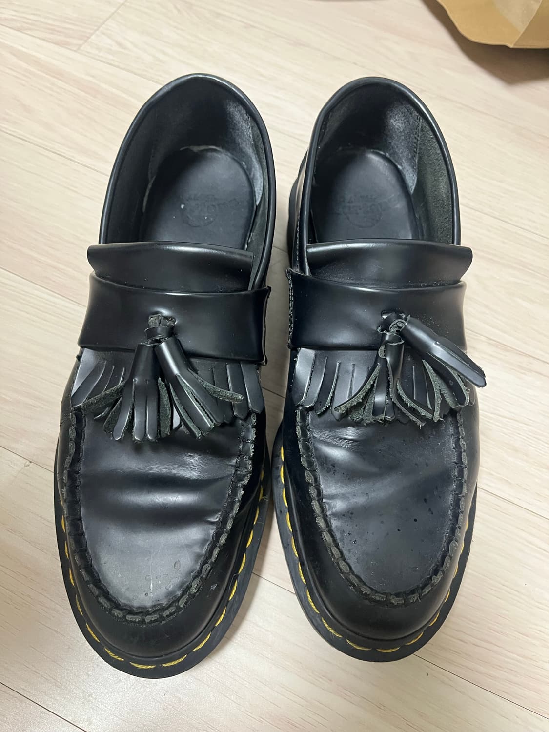 닥터마틴 아드리안 옐로우 스티치 레더 테슬 로퍼 블랙 270 상품이미지2