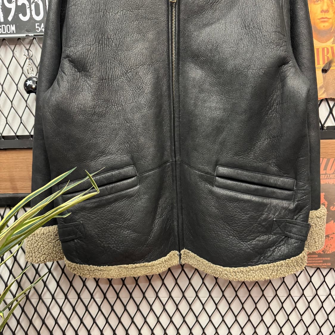 OMPHALOS 빈티지 양가죽 미디 무스탕 투포켓 포인트 블랙 상품이미지4