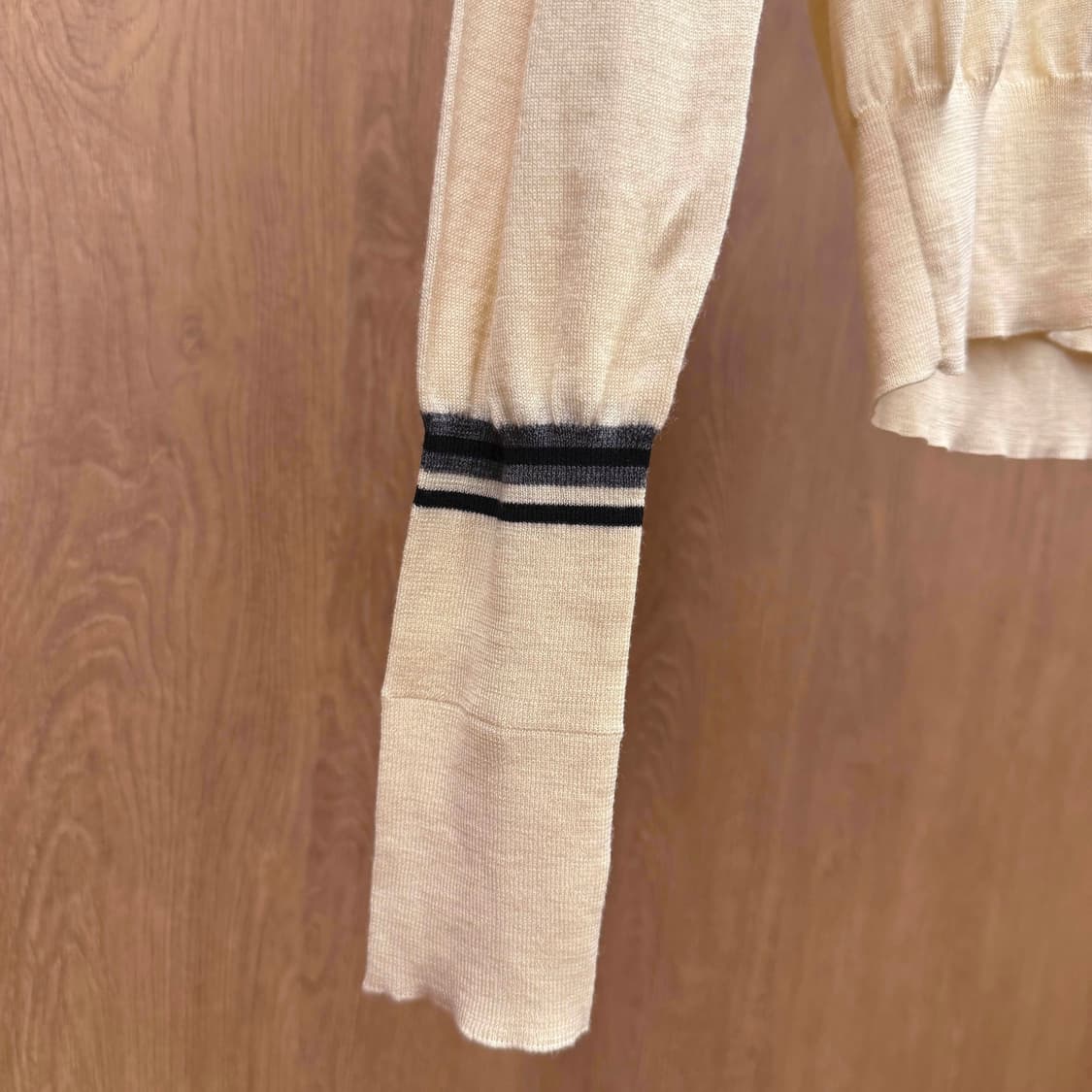 폴스미스 브이넥 긴팔 니트 소매 스트라이프 디테일 아이보리 상품이미지6