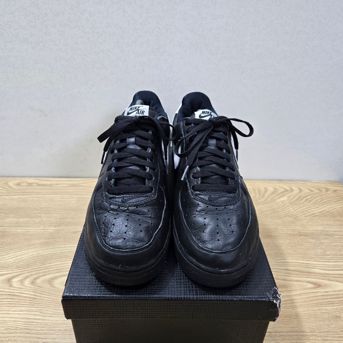 285 나이키 에어포스1 로우 레더 블랙 화이트 상품이미지2