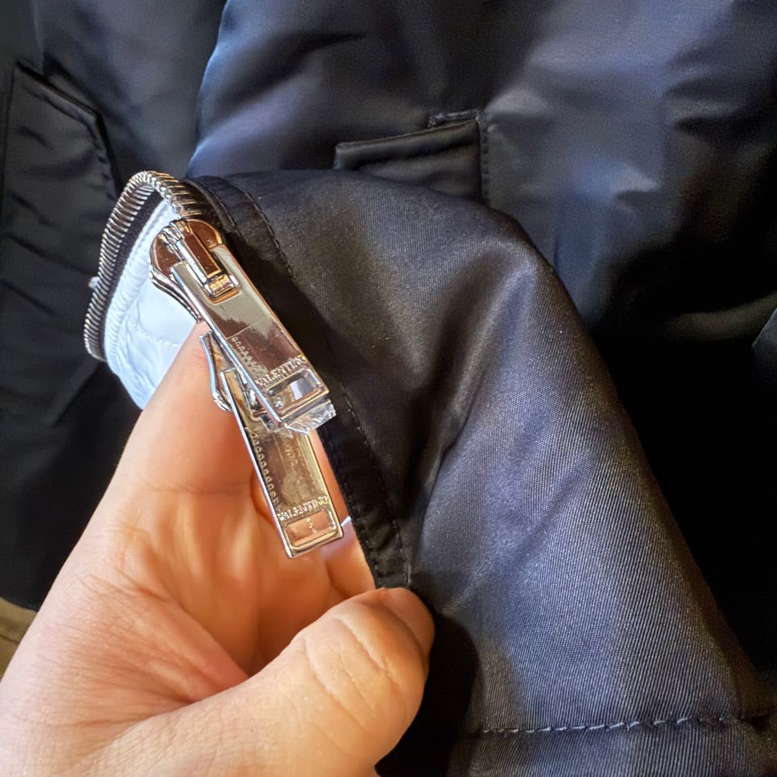 발렌티노 23 f/w VLTN 봄버 자켓 판매 합니다. 상품이미지8