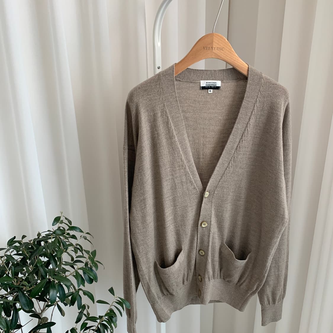 장루이쉐레 JEAN-LOUIS SCHERRER 울100 브이넥 가디건 상품이미지1