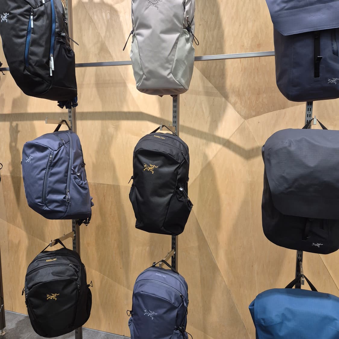  아크테릭스 맨티스 16L 경량 백팩 SS26 블랙 상품이미지7