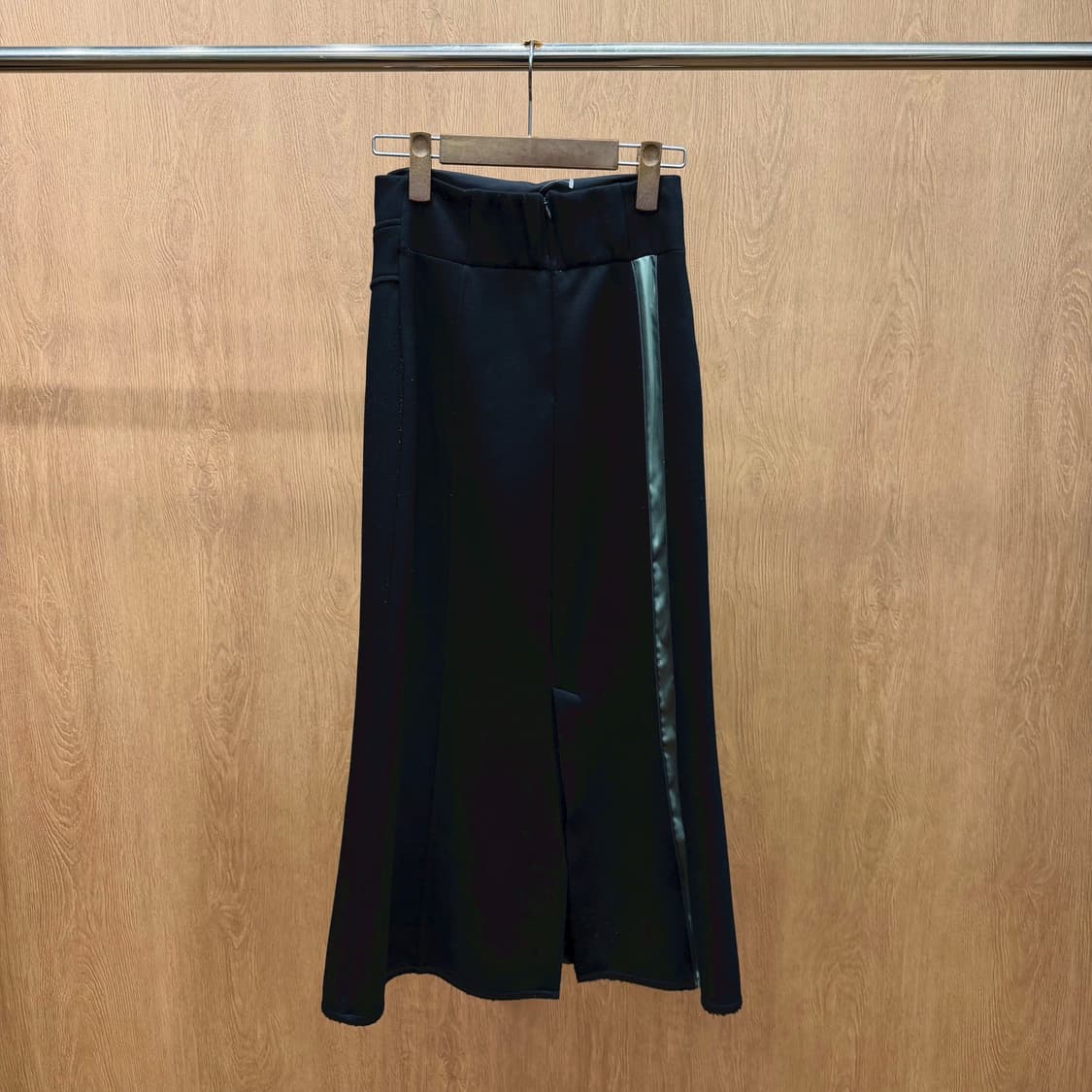 에이톤 롱 스커트 커브드 절개 파이핑 배색 백 슬릿 디테일 슬림핏 블랙 상품이미지3