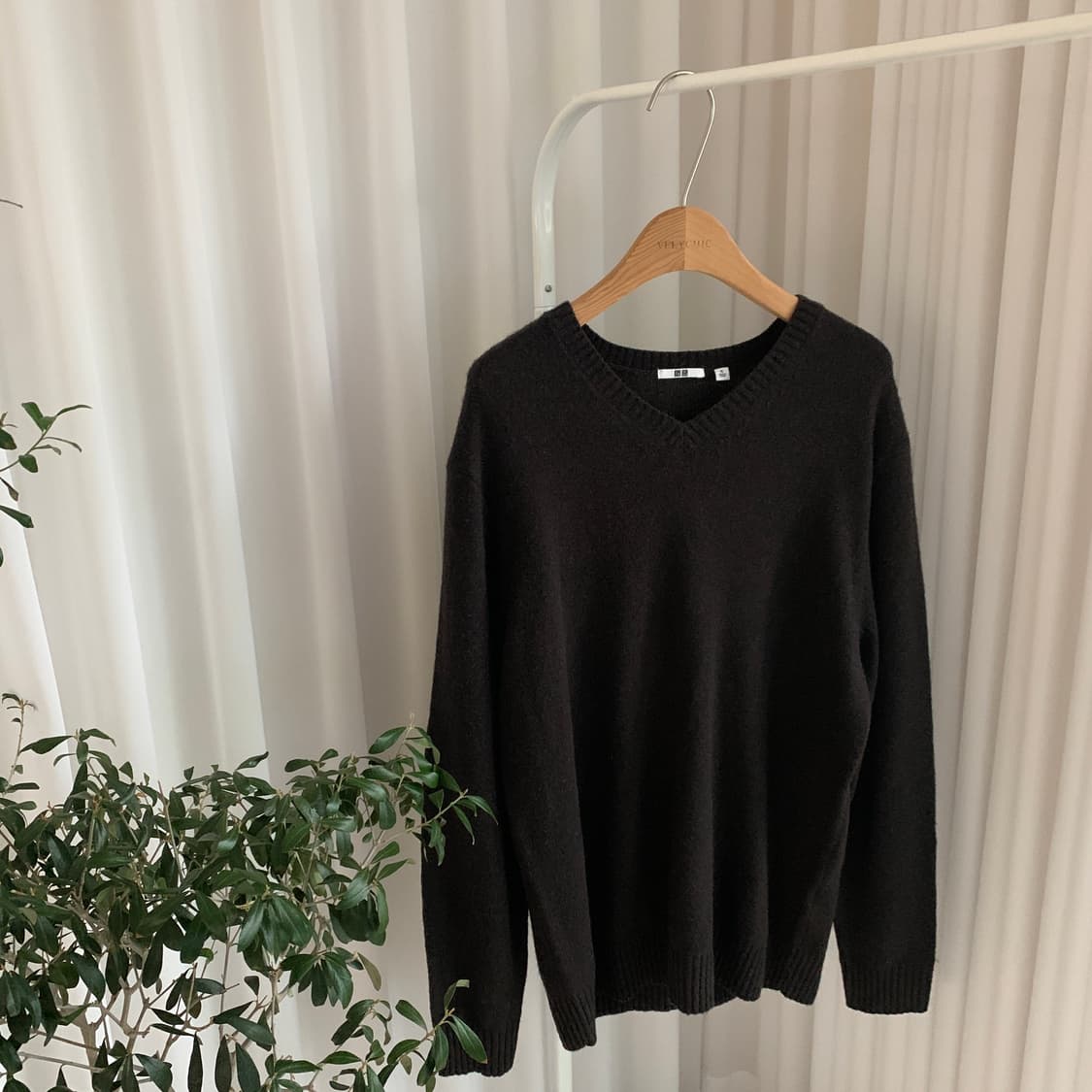 일본 유니클로 브이넥 루즈핏 브라운 울니트 상품이미지1