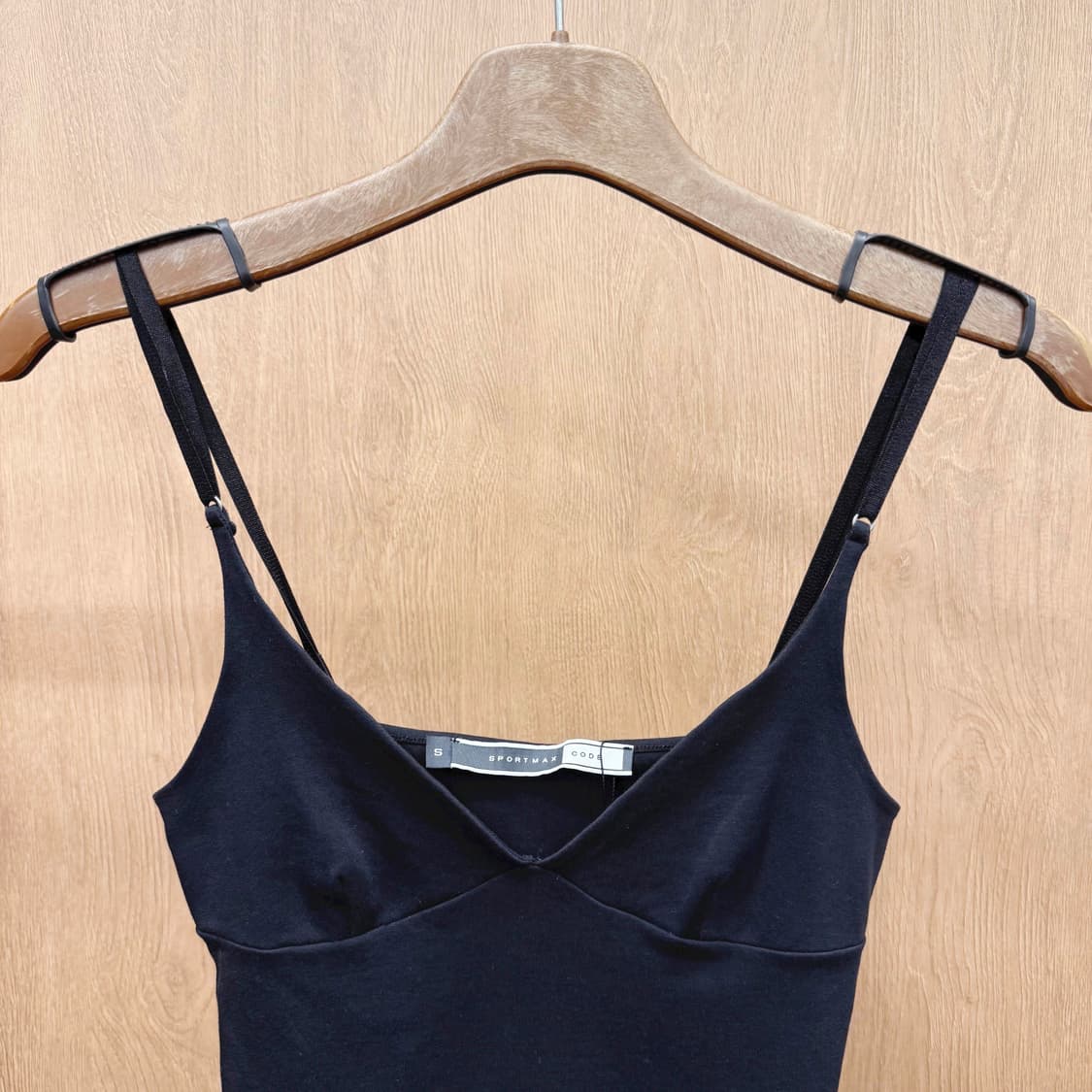 막스마라 스포트막스 슬리브리스 나시 브이넥 슬림핏 스트랩 탑 블랙 상품이미지4