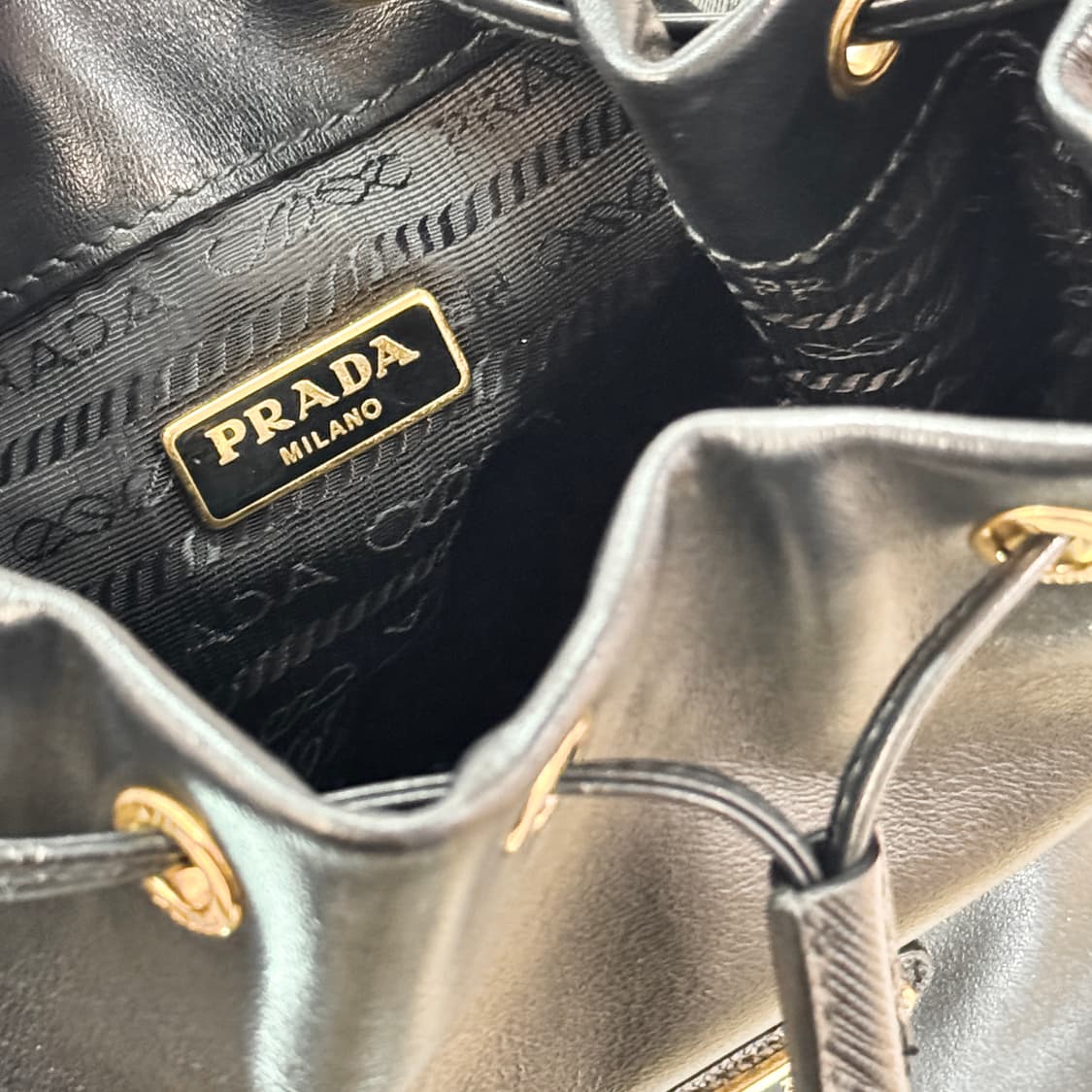 [정품] 프라다 삼각로고 듀엣 레더 버킷백 블랙 1BH038 상품이미지9