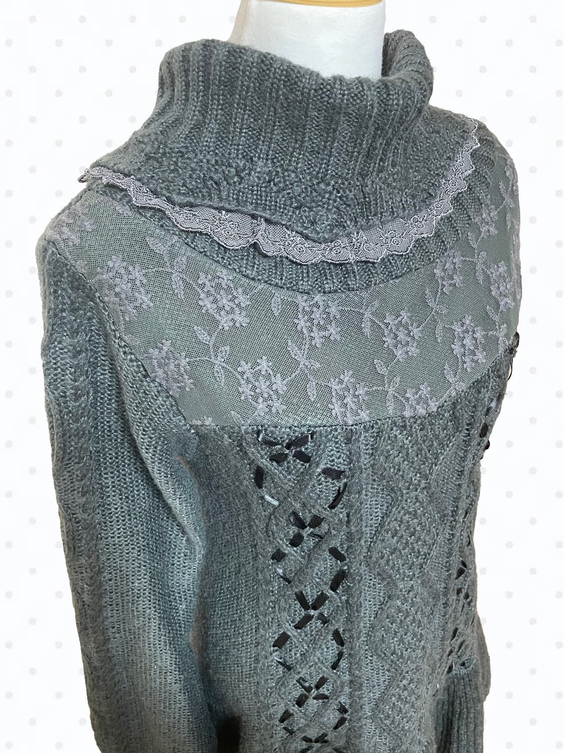 🩶axesfemm엑시즈팜 그레이 레이스 터틀넥 아일렛 리본 니트 원피스 상품이미지3