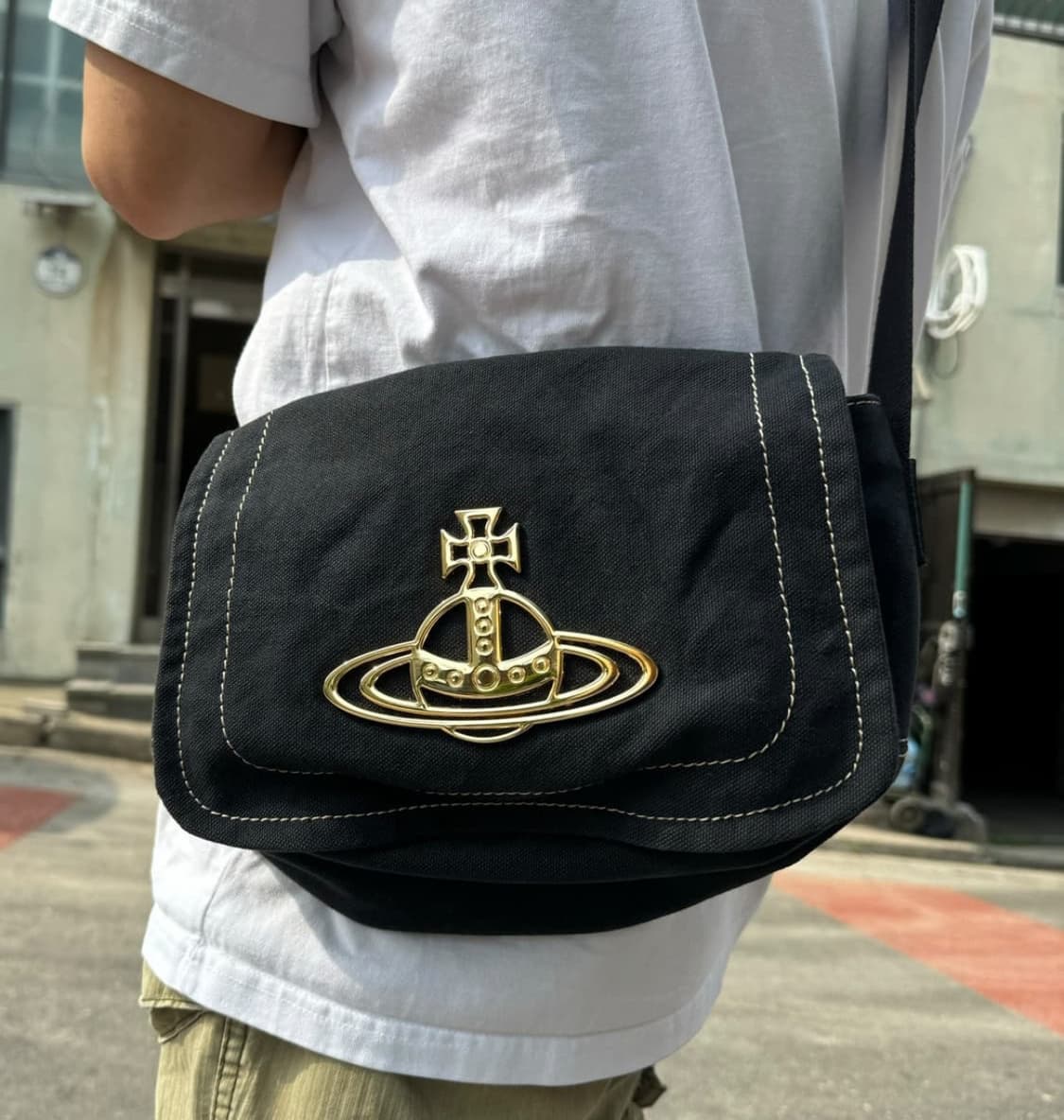 비비안웨스트우드 메탈 빅로고 캔버스 크로스백 상품이미지2