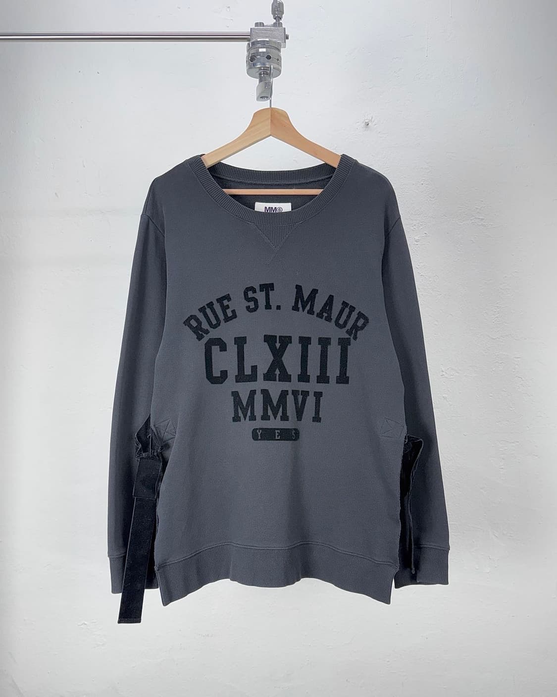 MM6 메종 마르지엘라 차콜 벨벳 컷오프 리베 스웨트 셔츠 상품이미지1
