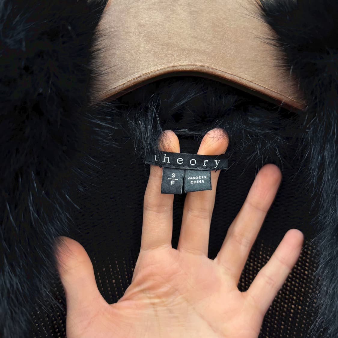 띠어리 니트 오픈 가디건 폭스 퍼 트리밍 디테일 루브핏 블랙 상품이미지6