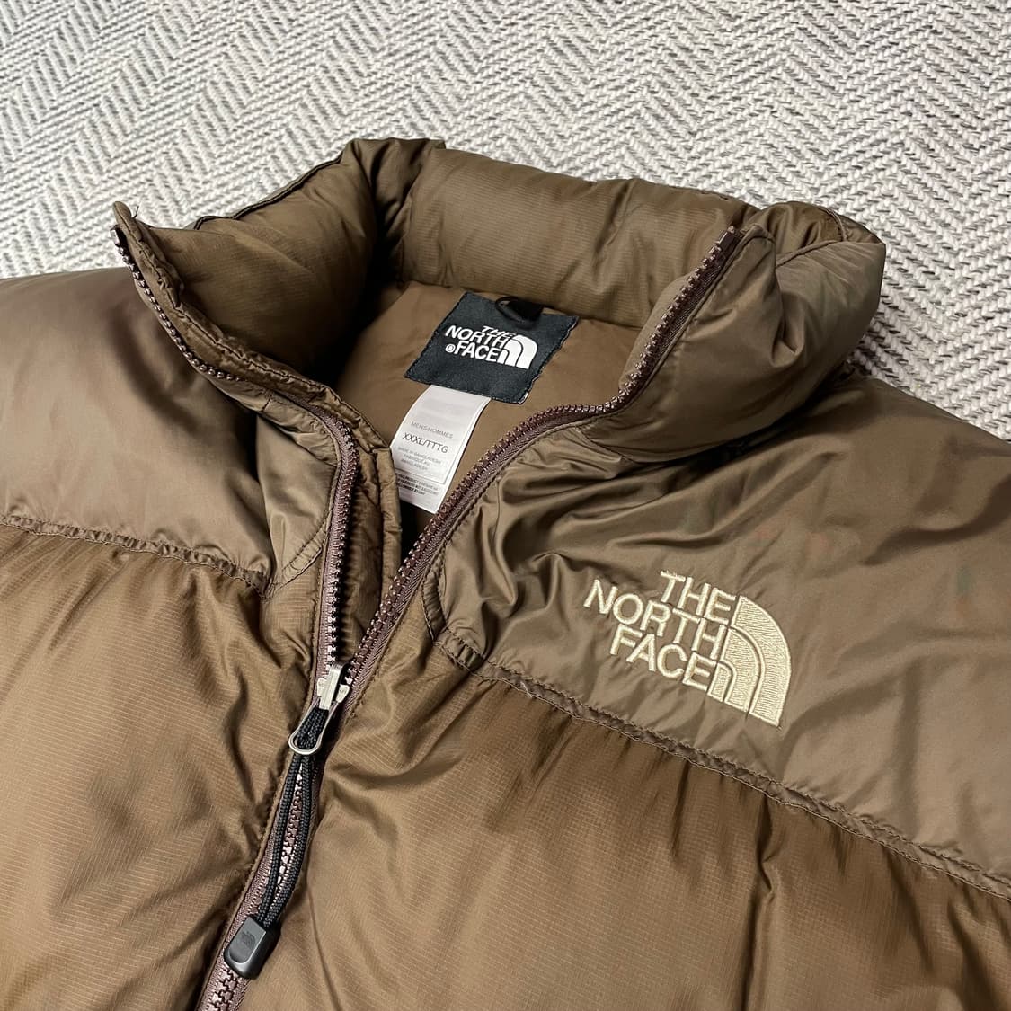 [115] 노스페이스 센터로고 무광 브라운 켄달제너 700 눕시 패딩 상품이미지3