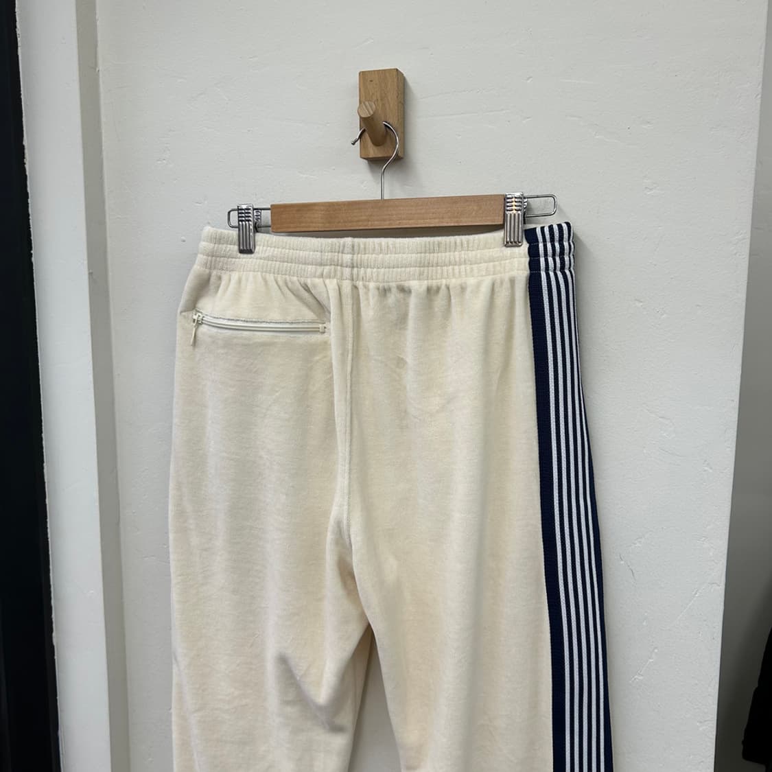 16382 - 니들스 스트레이트 폴리 스무스 아이스 화이트 트랙 팬츠  상품이미지6