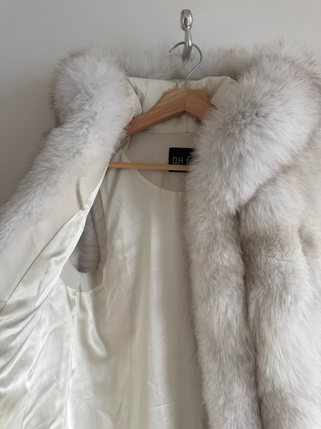 D.H fur DAEHO 리얼모피 오버 후드 베스트 상품이미지6