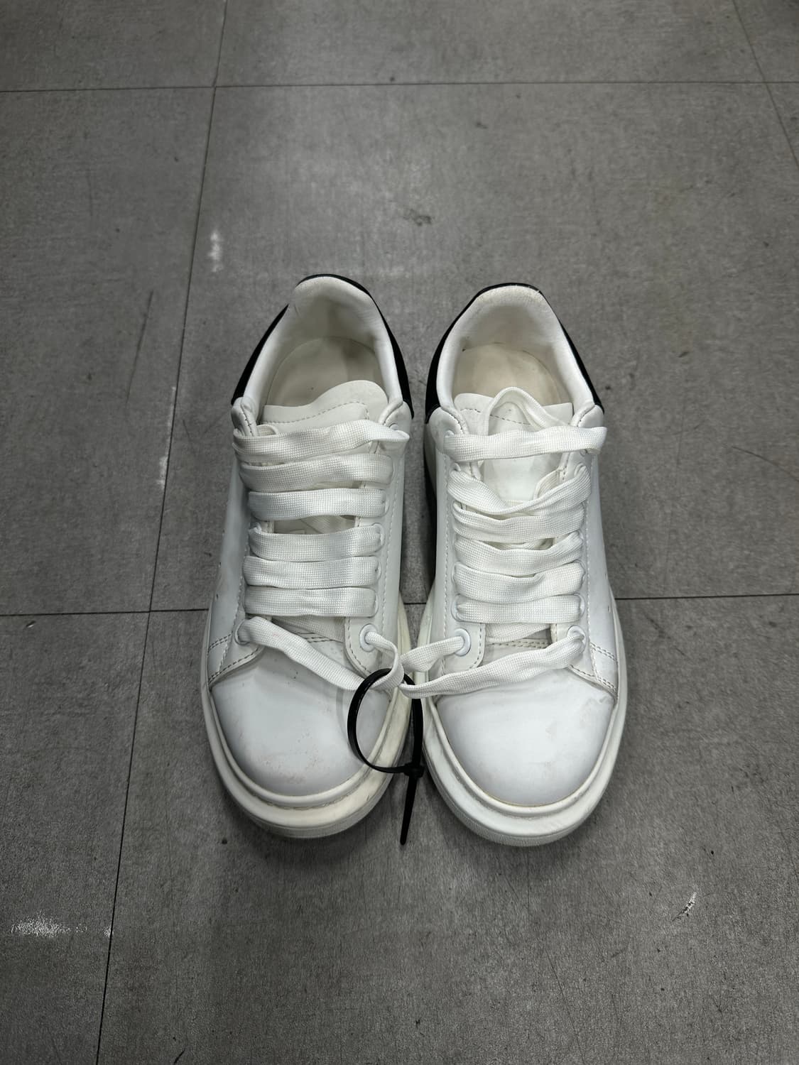 알랙산더 맥퀸 오버사이즈드 스니커즈 상품이미지1