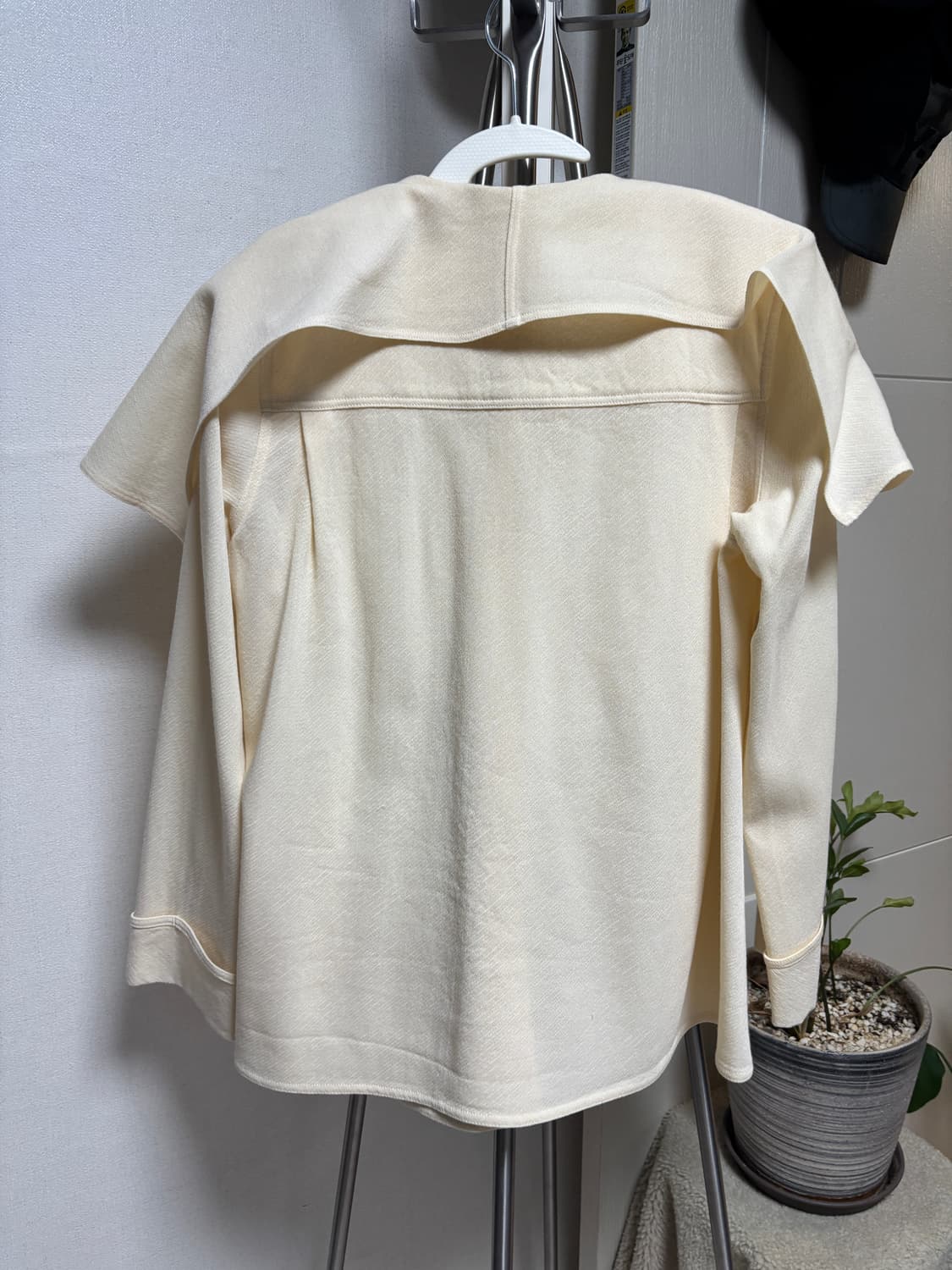 르메르 케이프 블라우스 아이보리 34 상품이미지4