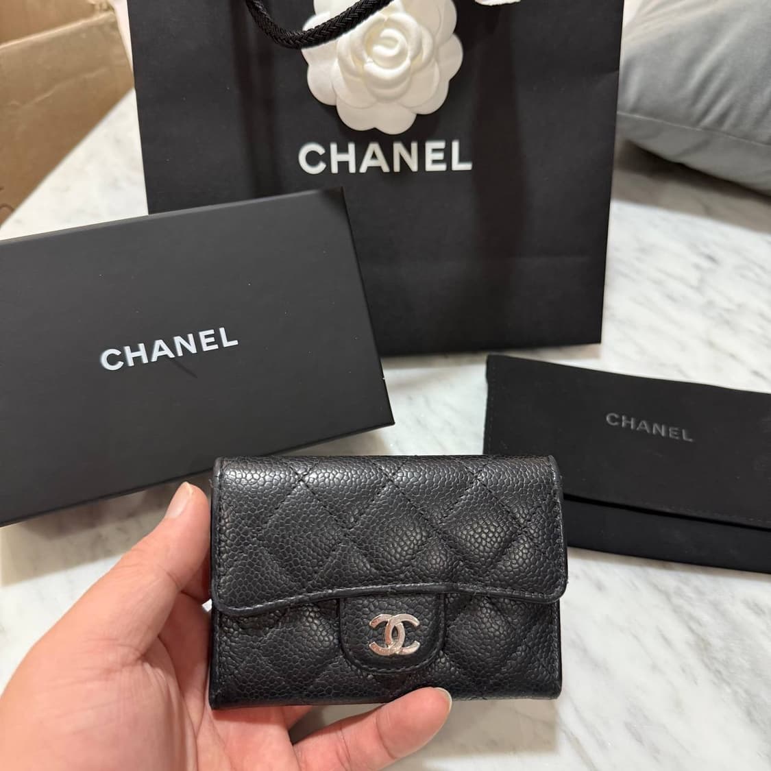 샤넬 똑딱이 클래식 그레인드 카프스킨 실버 메탈 플랩 카드지갑 블랙 상품이미지1