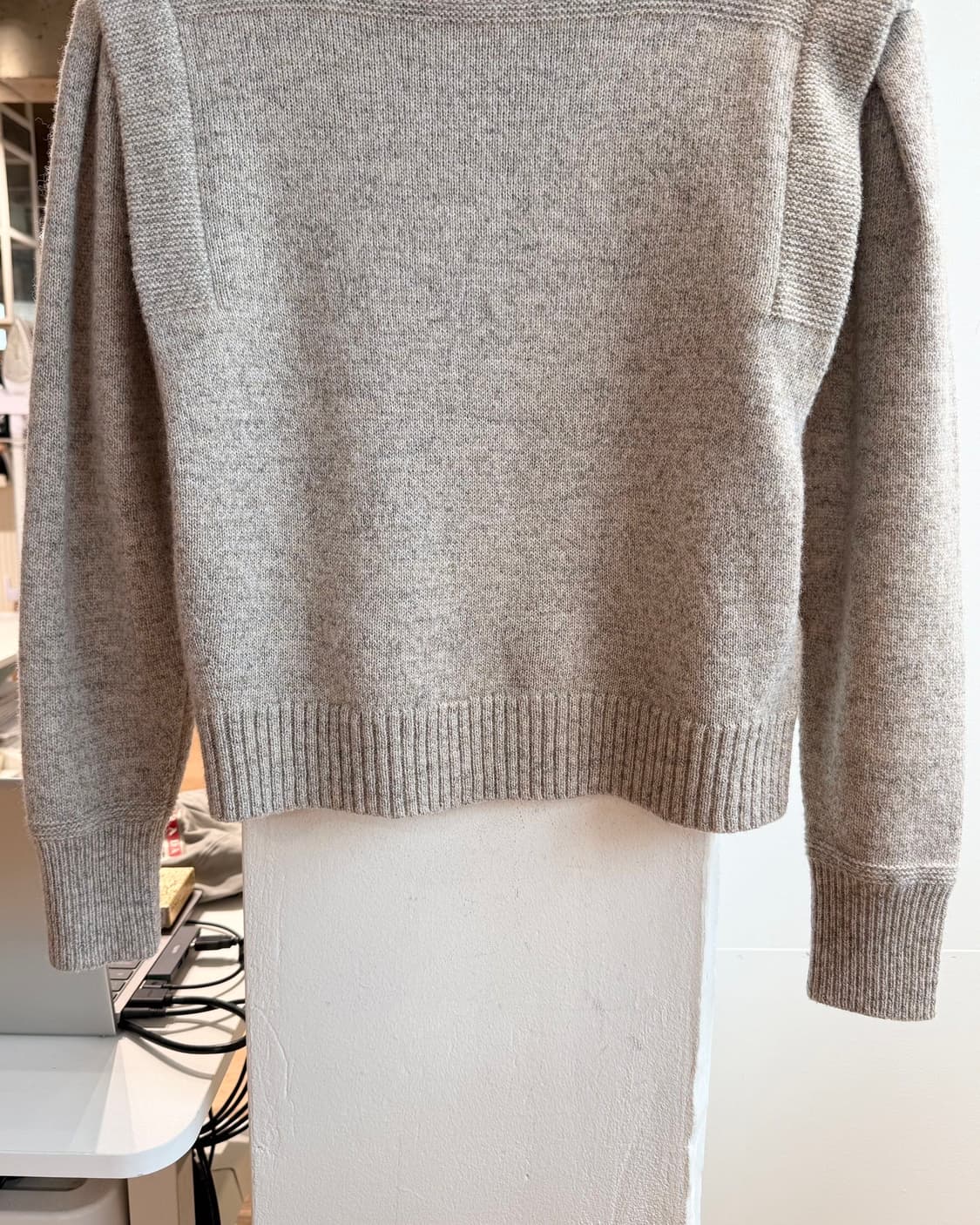 이자벨 마랑 오트밀 숄더 버튼 니트  상품이미지6