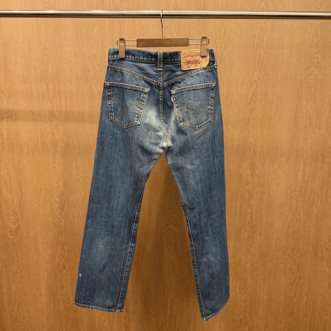 리바이스 501 워싱 데님 팬츠 레드 탭 포켓 디테일 스트레이트핏 중청 상품이미지3