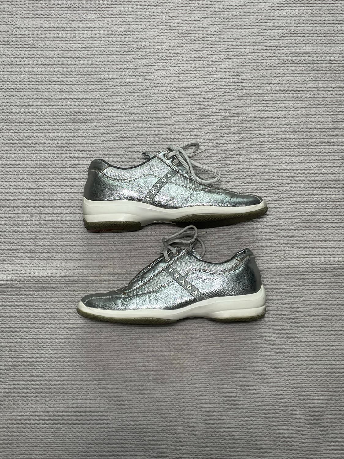 프라다 00‘s 메탈릭 레더 스니커즈 상품이미지1