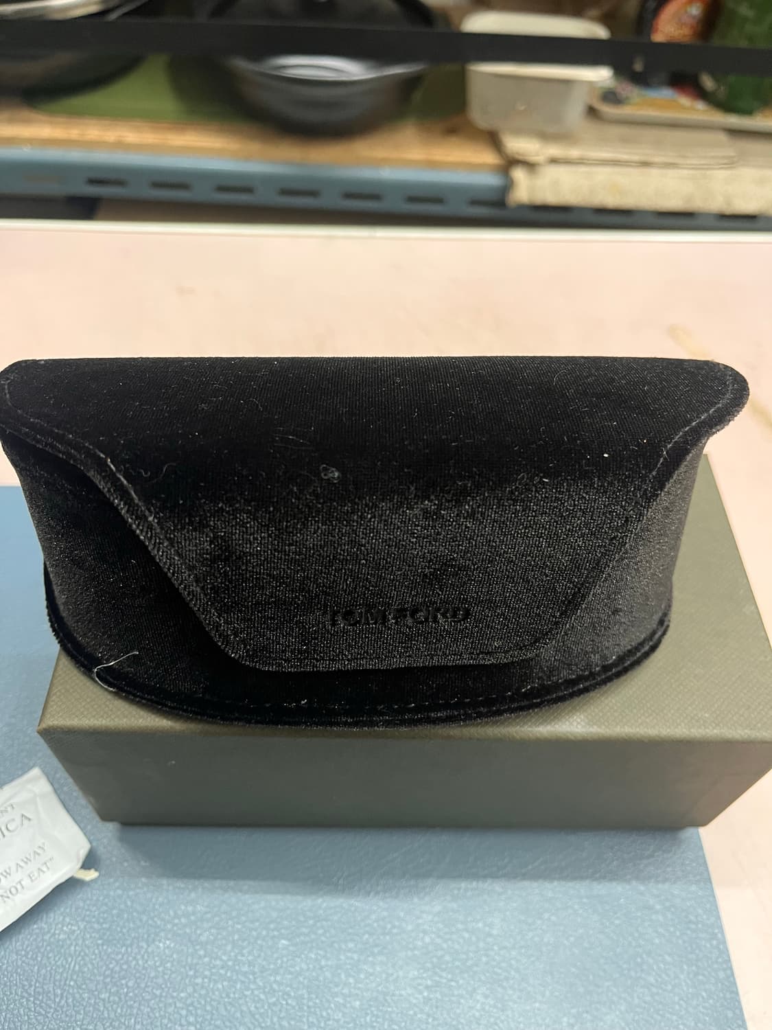 남녀공용으로 인기가 많은 스퀘어 형태의 아세테이트(뿔테) 선글라스입니다. 상품이미지3