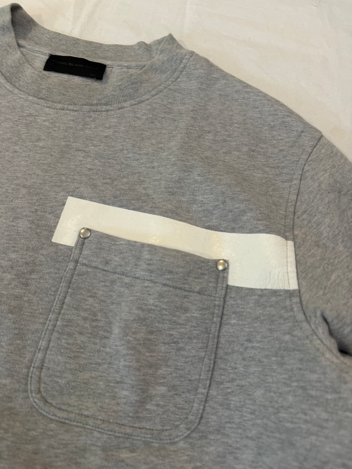 디젤 블랙 골드 포켓 포인트 맨투맨 스웨트셔츠 그레이 상품이미지2