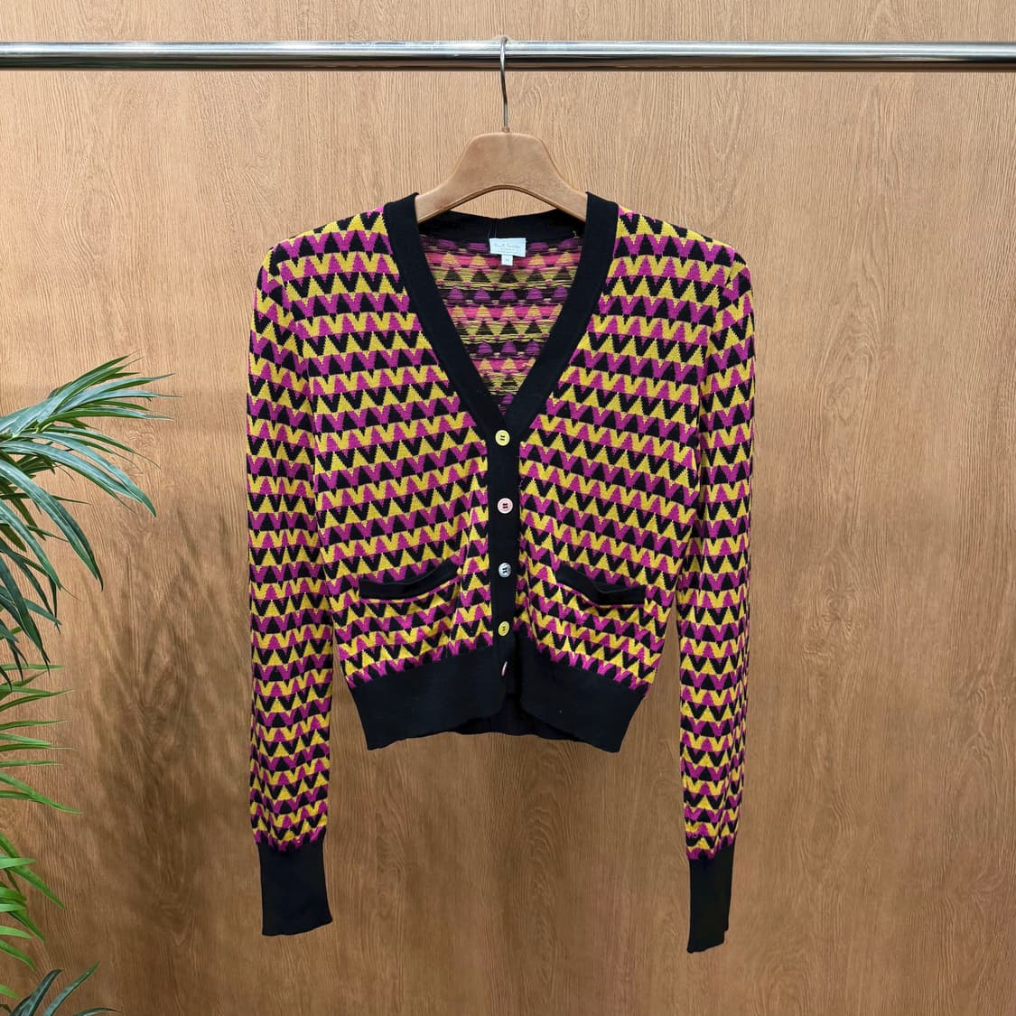 폴스미스 브이넥 니트 가디건 옐로우 지그재그 패턴 배색 버튼 디테일 블랙 상품이미지1