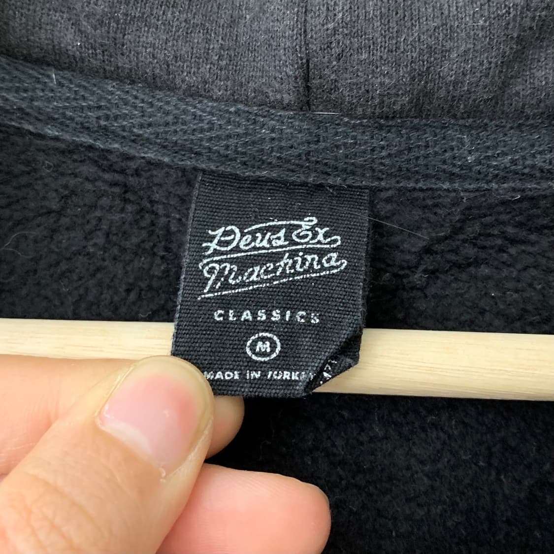 데우스 챠콜 로고 후드티 상품이미지5