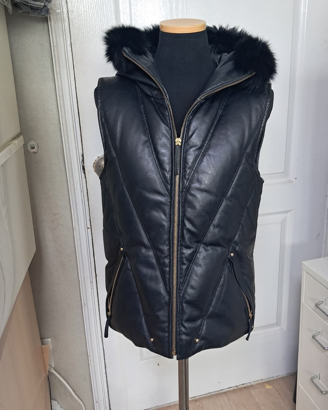 바네사브루노 블랙 폭스퍼 가죽 덕다운 패딩 베스트 조끼 36(44~55) 상품이미지1