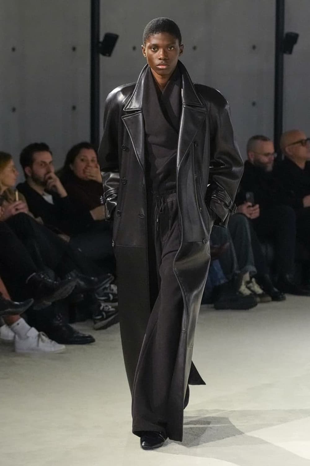 [차은우님 착용] 생로랑 23AW 컬렉션 숄카라 탑 상품이미지2