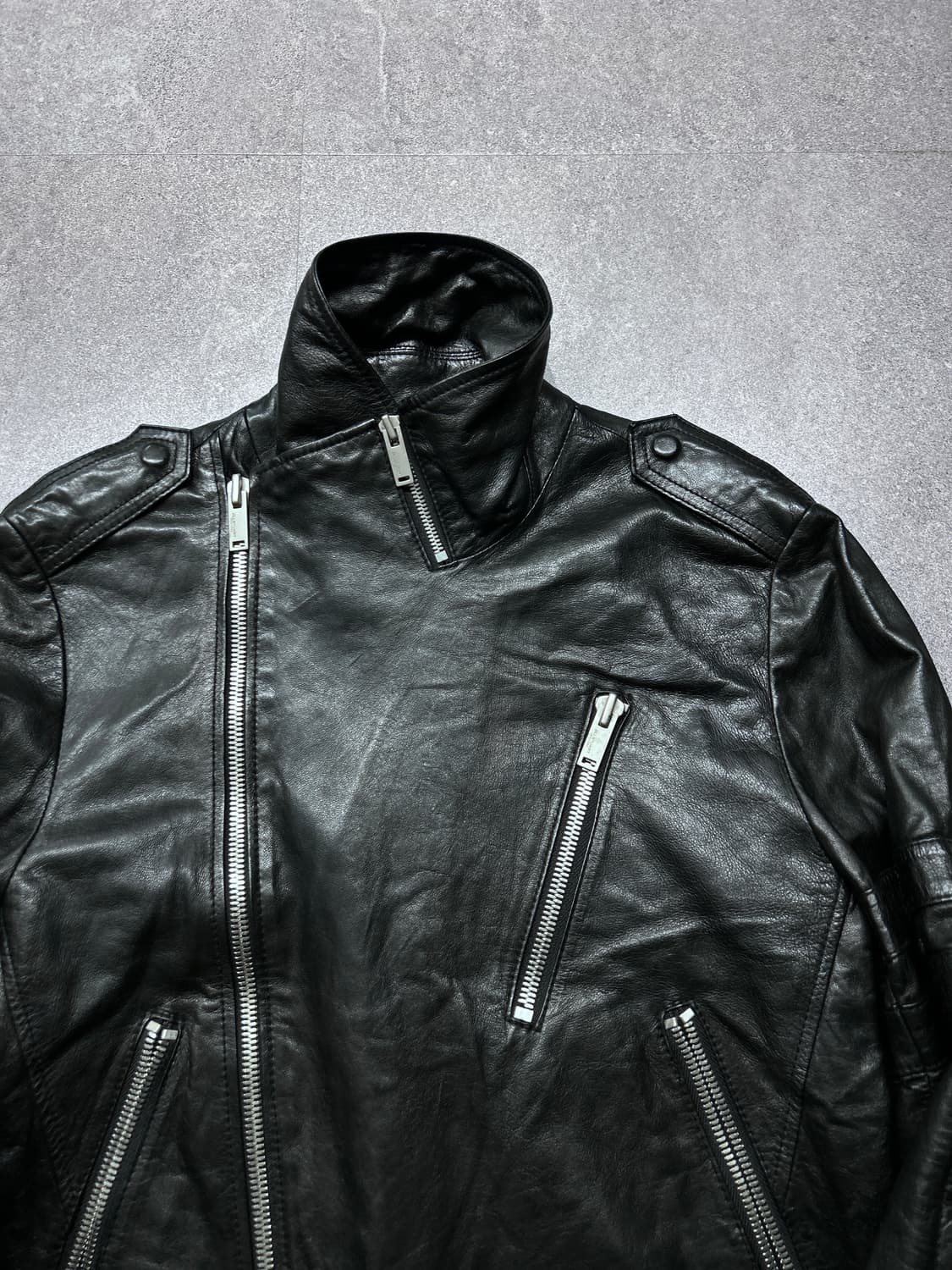 질 스튜어트 비대칭 하이넥 멀티 지퍼 레더 자켓 상품이미지4