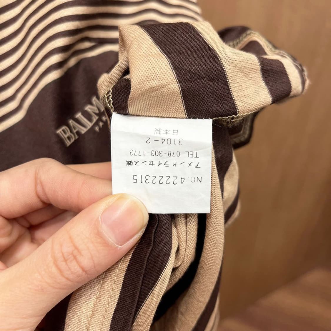 발망 코튼 크롭 반팔 티셔츠 스트라이프 패턴 숄더 패드 디테일 브라운 상품이미지8