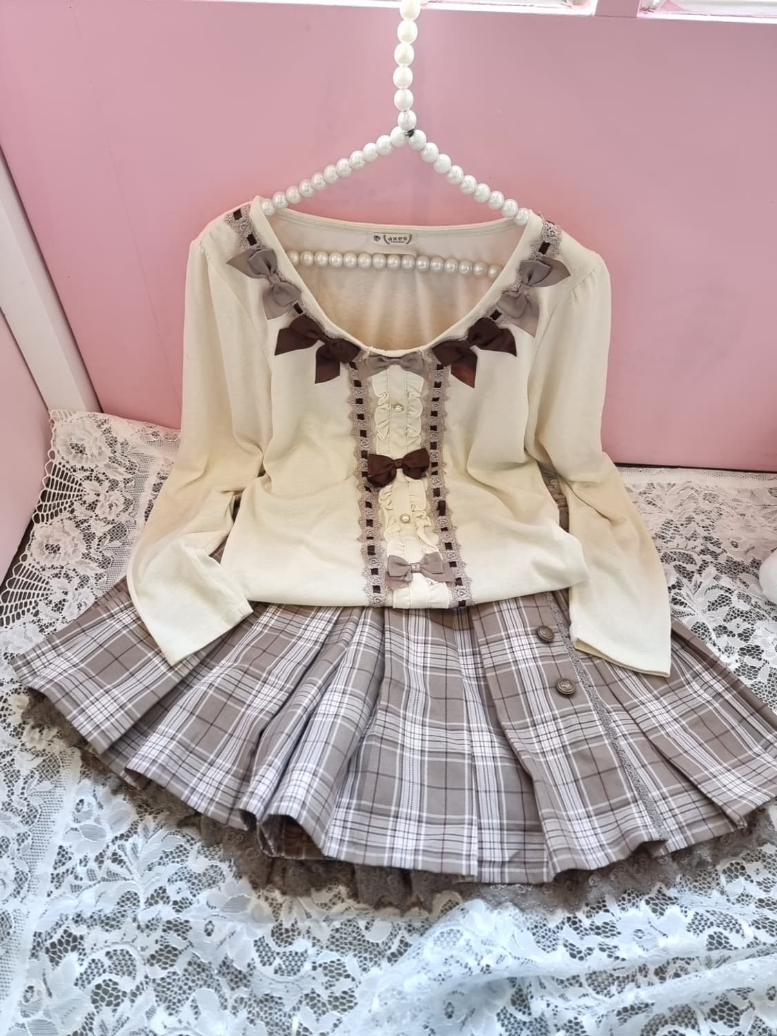 axes femme(악세스팜므) 크림 컬러 리본 프릴 진주 블라우스 상품이미지1