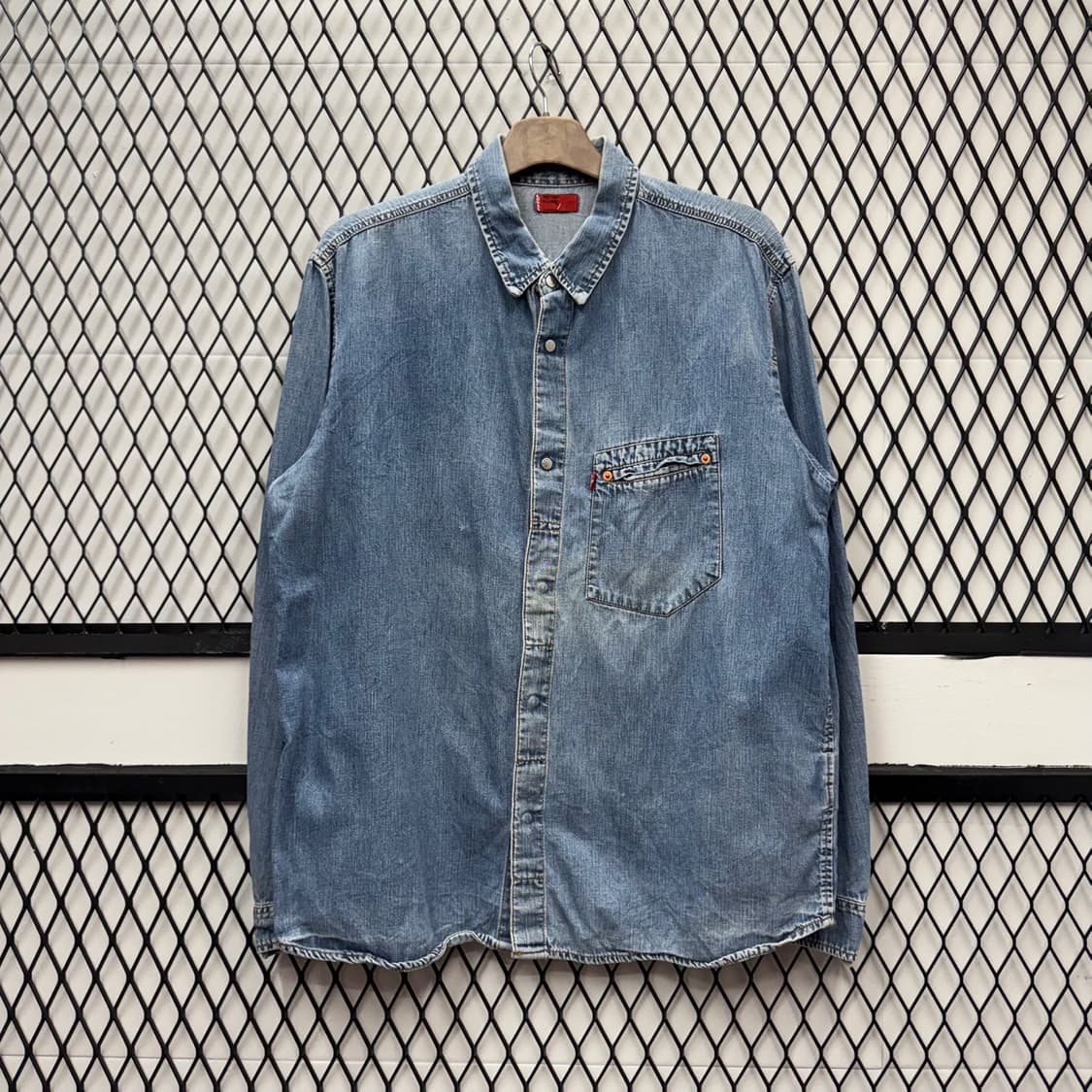 리바이스 레드탭 워싱 데님 셔츠 사선 포켓 버튼 디테일 레귤러핏 중청 상품이미지1