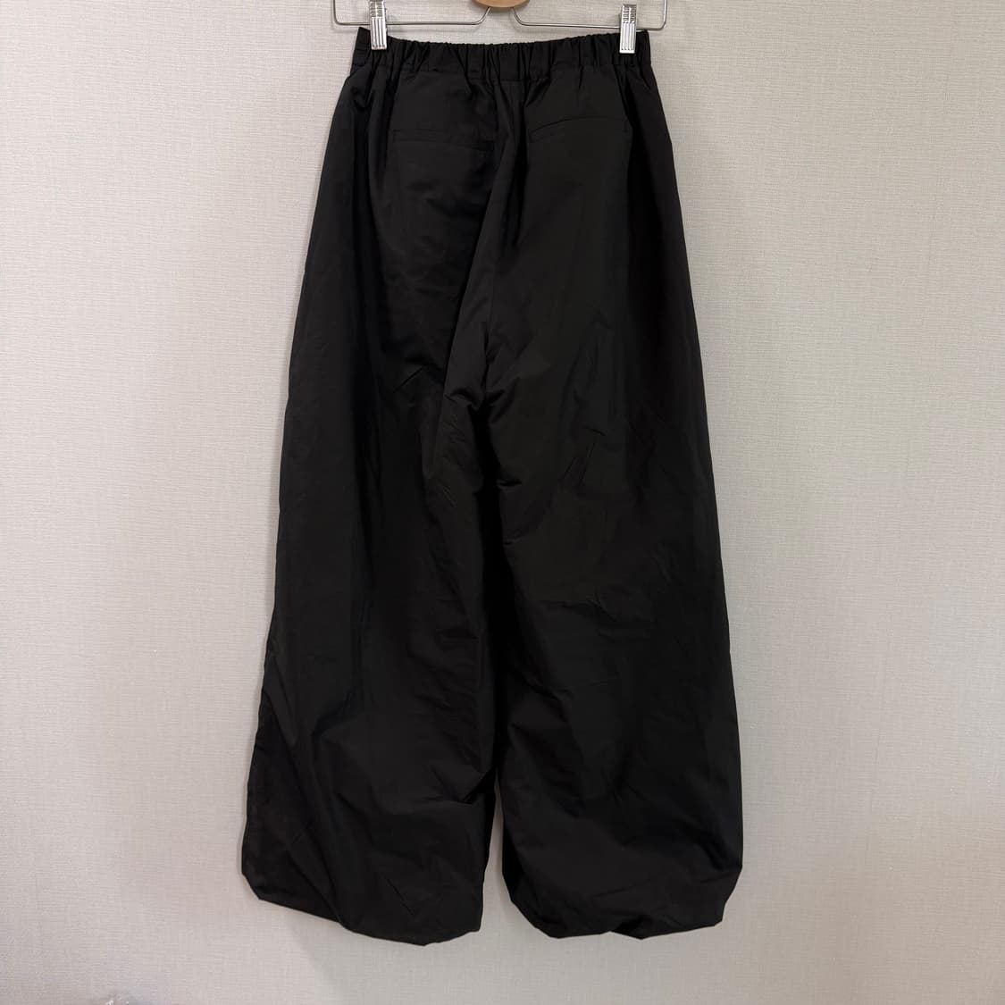 [0] 아모멘토 와이드 패딩 팬츠 블랙 상품이미지2