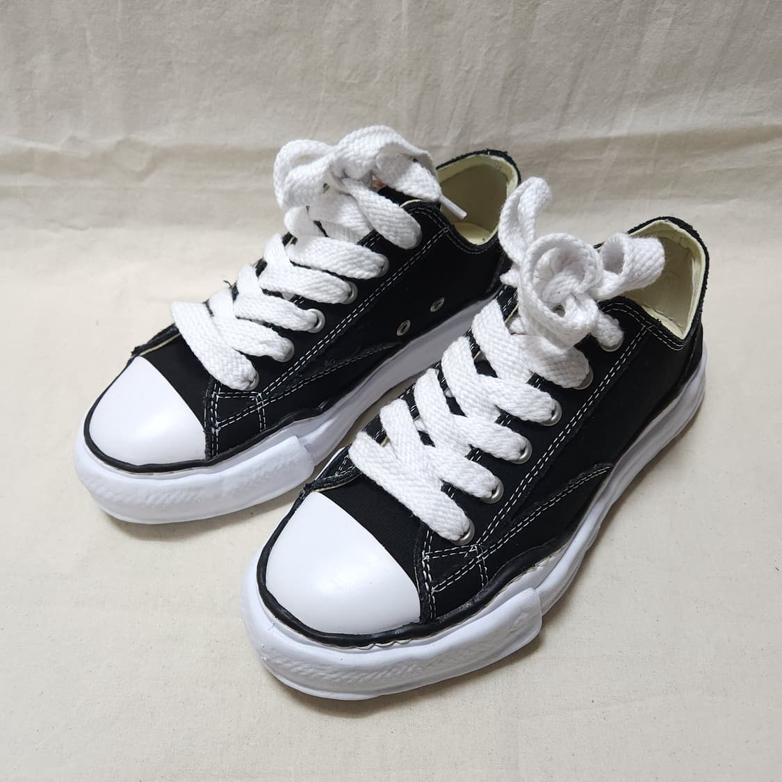 [41] 메종 미하라 야스히로 피터슨 OG 솔 캔버스 로우 스니커즈 블랙 상품이미지1