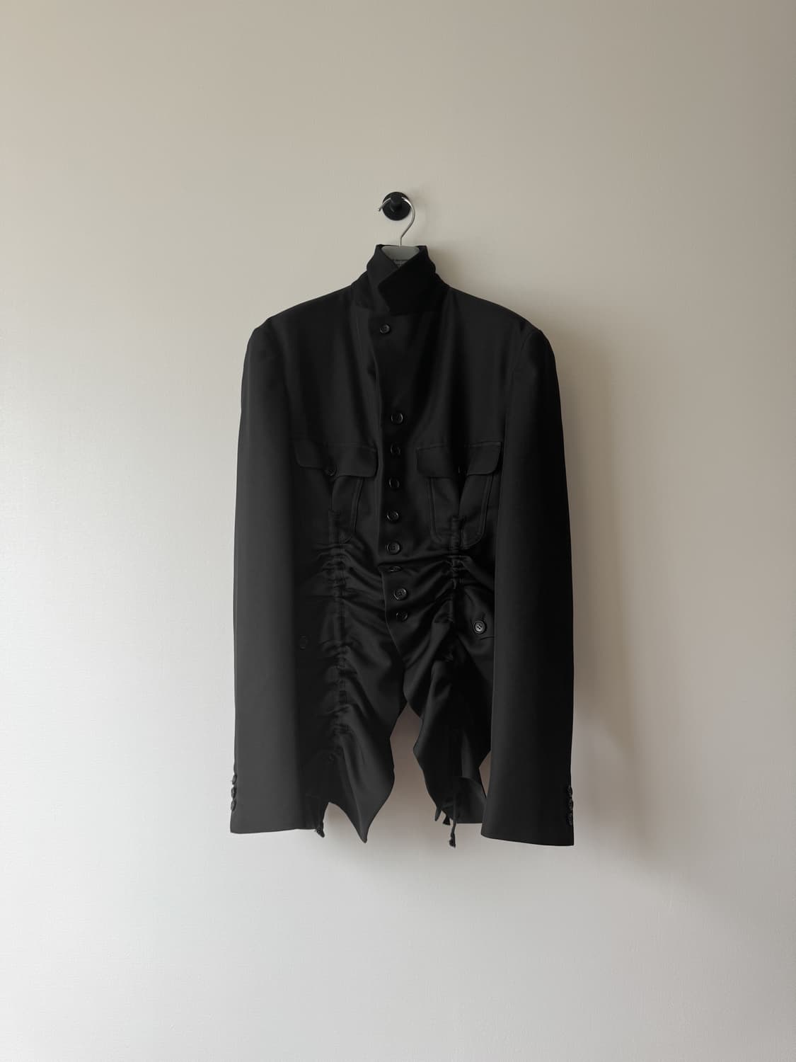 꼼데가르송 옴므 플러스 블랙 러플 디테일 재킷 상품이미지3