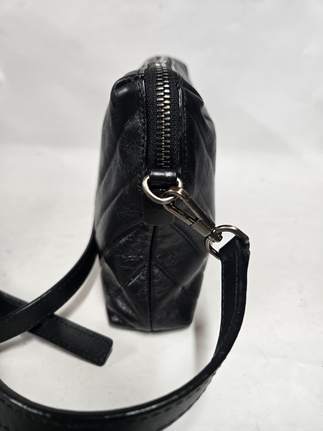 루즈 앤 라운지 블랙 레더 퀼팅 크로스백 상품이미지3