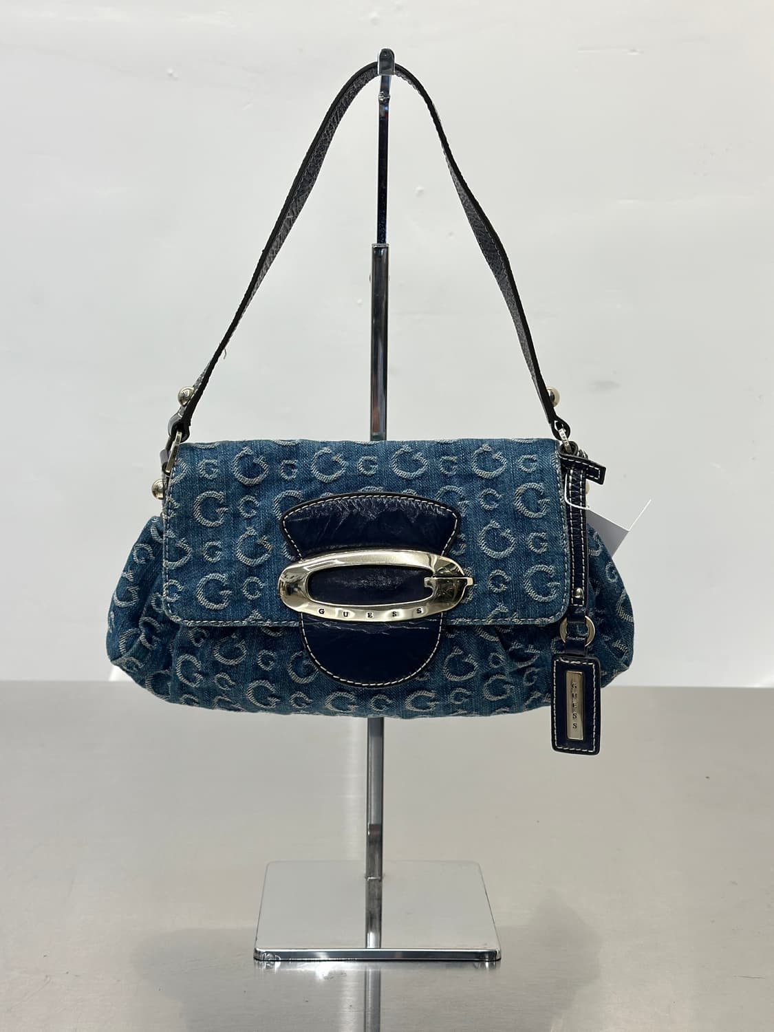 게스 버클 데님 숄더 백  상품이미지1