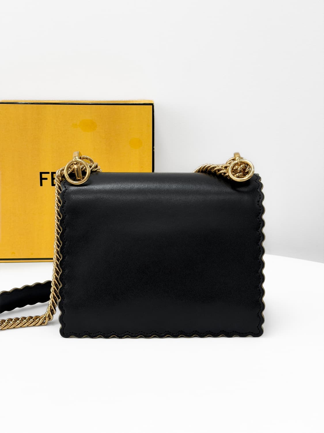 펜디 칸 아이 스몰 스캘럽 체인 숄더백 상품이미지4