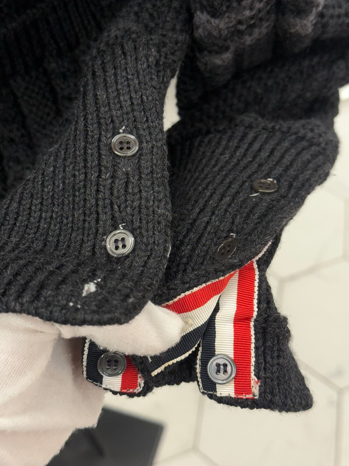 [3] 톰브라운 사선완장 아란케이블 가디건 상품이미지4