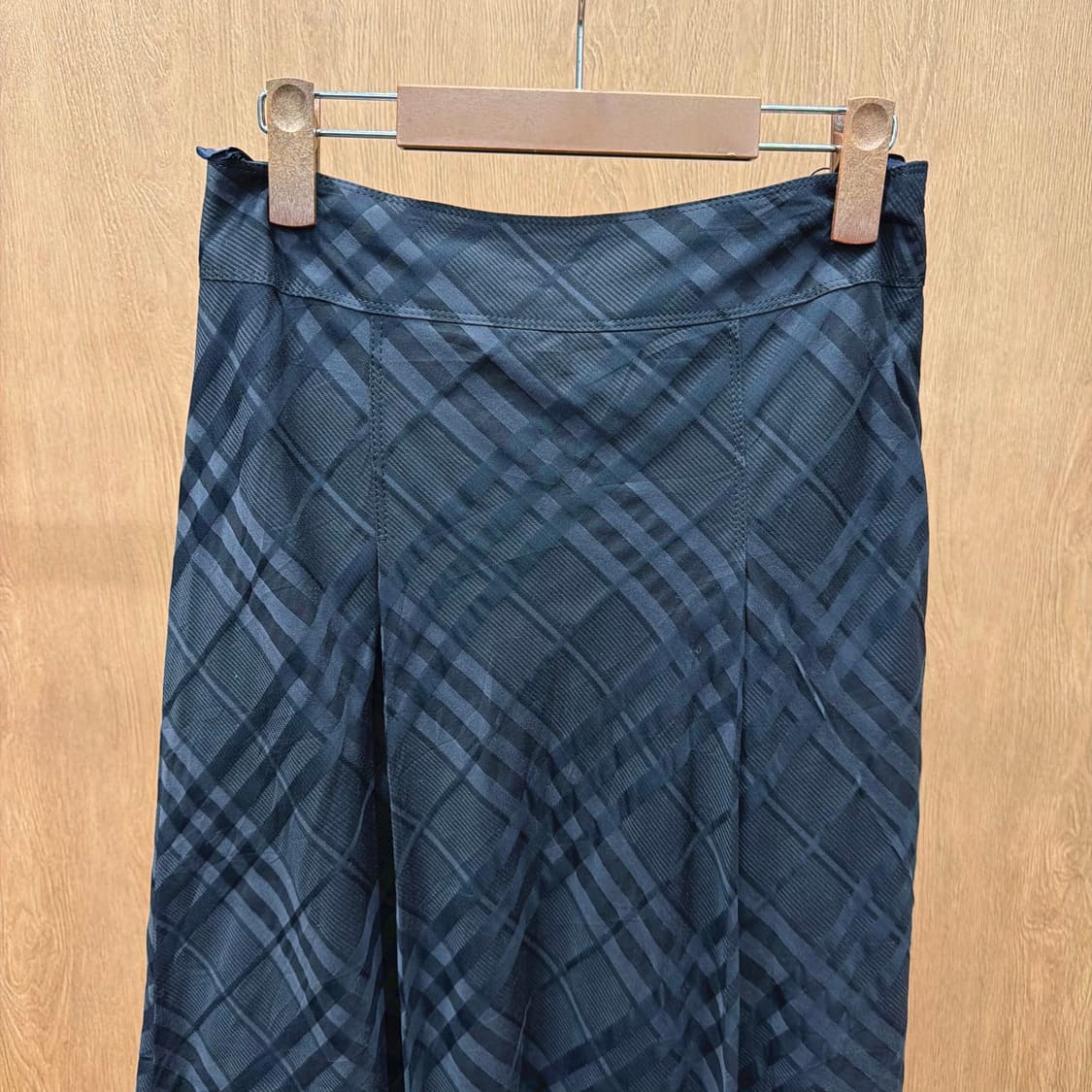 버버리 런던 미디 스커트 노바 체크 패턴 턱 디테일 플레어핏 블랙 상품이미지4