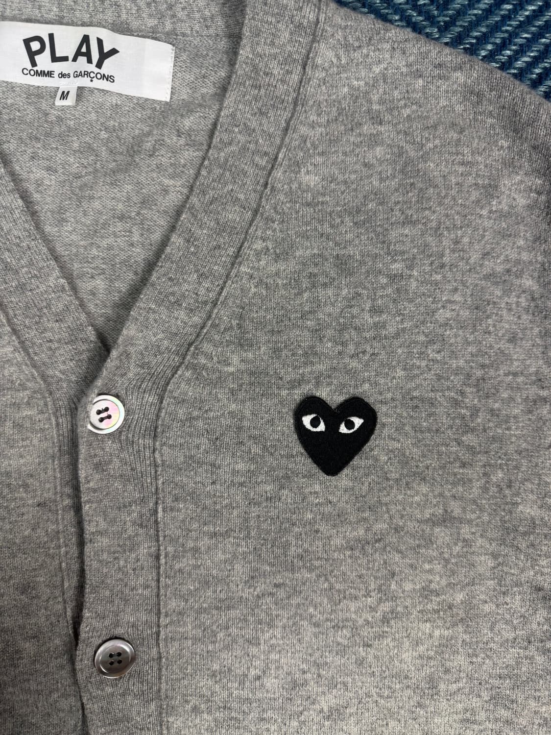 꼼데가르송 플레이 블랙 하트 가디건 (차콜 그레이 / M) 상품이미지6